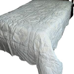 Vintage queen handmade quilted crochet appliqué white scalloped edge comforter